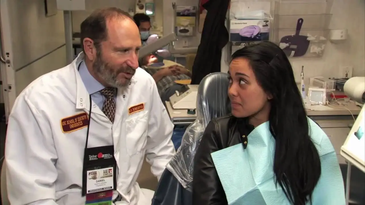 Los endodoncistas ponen a los pacientes con el conducto radicular en miniatura de video